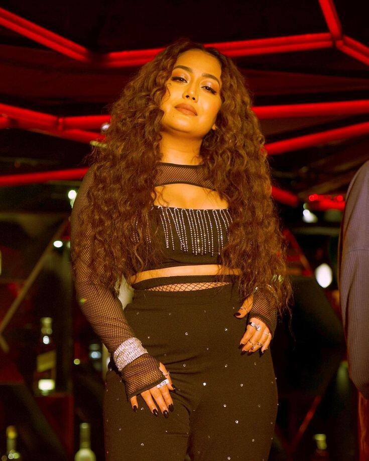 Singer has gone to many hit party songs including Manali Trans, Second Hand Jawani, Dilbar, Kala Chashma, Aankh Mare. With her unique singing style, Neha Kakkar achieved a different place and she became so popular that she is not an identity today.