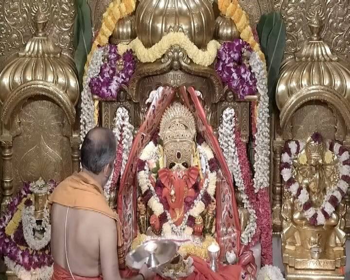 सूतक काळ लागल्याने मंदिराची दारं बंद ठेवण्यात आली आहेत.