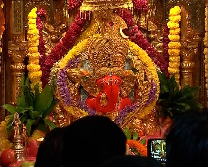 रात्री 9.57 वा ग्रहण चालू होत असल्यामुळे गणपतीची शयन आरती रात्री 1 वाजून 57 मिनिटांनंतर होणार आहे. नेहमीची आरती ग्रहण संपल्यानंतर म्हणजेच रात्री दीडच्या सुमारास होणार आहे.