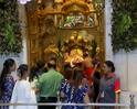 Mumbai : चंद्रग्रहणाचे वेध लागले, सिद्धिविनायकाच्या गाभाऱ्याचे दार बंद झाले; पाहा PHOTOS