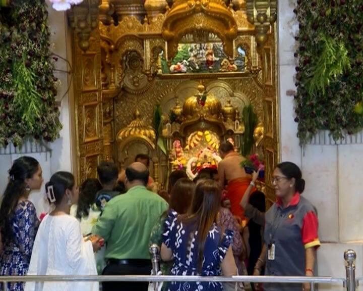 आज वर्षातील दुसरे आणि सर्वात मोठं चंद्रग्रहण असणार आहे. विशेष म्हणजेच हे चंद्रग्रहण भारतात देखील दिसणार आहे.