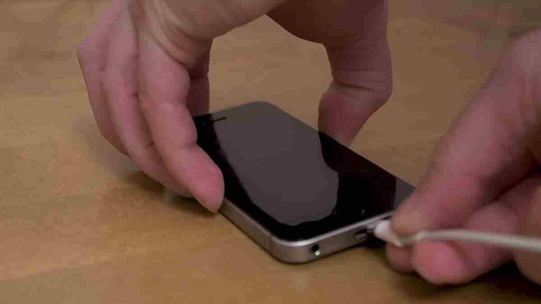 now your phone can be fully charged without a charger know these 5 amazing tricks  હવે ચાર્જર વિના પણ ફૂલ ચાર્જ થઈ જશે ફોન! જાણીલો 5 જબરદસ્ત ટ્રીક જે બેટરીને કરી દેશે 100%