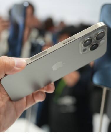 ਇਹ ਫੋਨ ਕਨੈਕਟੀਵਿਟੀ ਅਤੇ ਸਮਾਰਟ ਵਿਸ਼ੇਸ਼ਤਾਵਾਂ ਵਿੱਚ ਵੀ ਅੱਗੇ ਹੈ। ਇਸ ਵਿੱਚ Wi-Fi 6E, ਬਲੂਟੁੱਥ 5.3, ਅਲਟਰਾ ਵਾਈਡਬੈਂਡ ਤਕਨਾਲੋਜੀ, USB ਟਾਈਪ-ਸੀ ਪੋਰਟ ਅਤੇ ਨਵਾਂ ਐਕਸ਼ਨ ਬਟਨ ਵਰਗੀਆਂ ਆਧੁਨਿਕ ਵਿਸ਼ੇਸ਼ਤਾਵਾਂ ਸ਼ਾਮਲ ਹਨ। ਨਾਲ ਹੀ, ਇਸਨੂੰ ਐਪਲ ਇੰਟੈਲੀਜੈਂਸ ਸਪੋਰਟ ਵੀ ਮਿਲਦਾ ਹੈ ਜੋ ਇਸਨੂੰ ਭਵਿੱਖ ਲਈ ਪੂਰੀ ਤਰ੍ਹਾਂ ਤਿਆਰ ਡਿਵਾਈਸ ਬਣਾਉਂਦਾ ਹੈ।