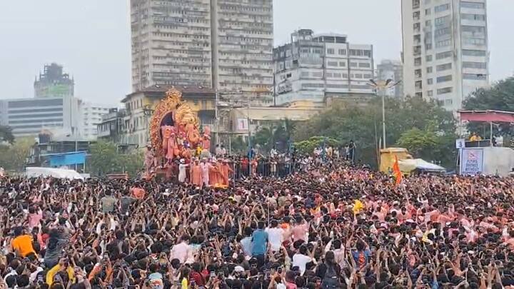 गेल्या 18 तासांपासून अधिक काळ लालबागच्या राजाची मिरवणूक सुरु होती. अखेर लालबागचा राजा गिरगाव चौपाटीवर दाखल झाला असून विसर्जनासाठी सज्ज झाला आहे. शिवाय यंदा मूर्ती विसर्जनासाठी अत्याधुनिक तराफा वापरण्यात येणार आहे.