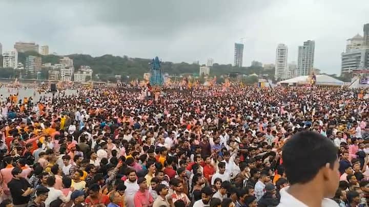 . मुंबईतील अनेक ठिकाणी अद्याप सार्वजनिक गणेश मंडळांच्या मोठ्या गणेशमूर्तींचे विसर्जन बाकी आहे. मुंबईतील पवई तलावाच्या परिसरात मोठ्या गणपतींची रिघ लागली आहे. मुंबईत सध्या गणेश विसर्जनाचा सोहळा शिगेला पोहोचला असून संपूर्ण गिरगाव चौपाटीवर भक्तीचा जनसागर लोटला आहे.