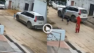 Video: इसलिए कार में जरूरी हैं 360 डिग्री कैमरा, गली में खेल रहे बच्चे पर चढ़ा दी गाड़ी, वीडियो वायरल