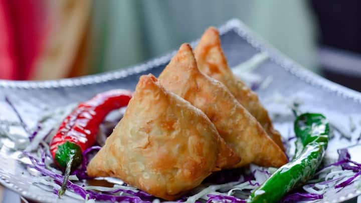 दिल्ली और उत्तर भारत में आलू-प्याज के मसालेदार समोसे मशहूर हैं, जबकि गुजरात में थोड़े मीठे मसाले वाले समोसे भी मिलते हैं. वहीं पश्चिम और दक्षिण भारत में भी मसालों और सामग्री में हल्का बदलाव इसे हर क्षेत्र के लोगों के लिए खास बनाता है.
