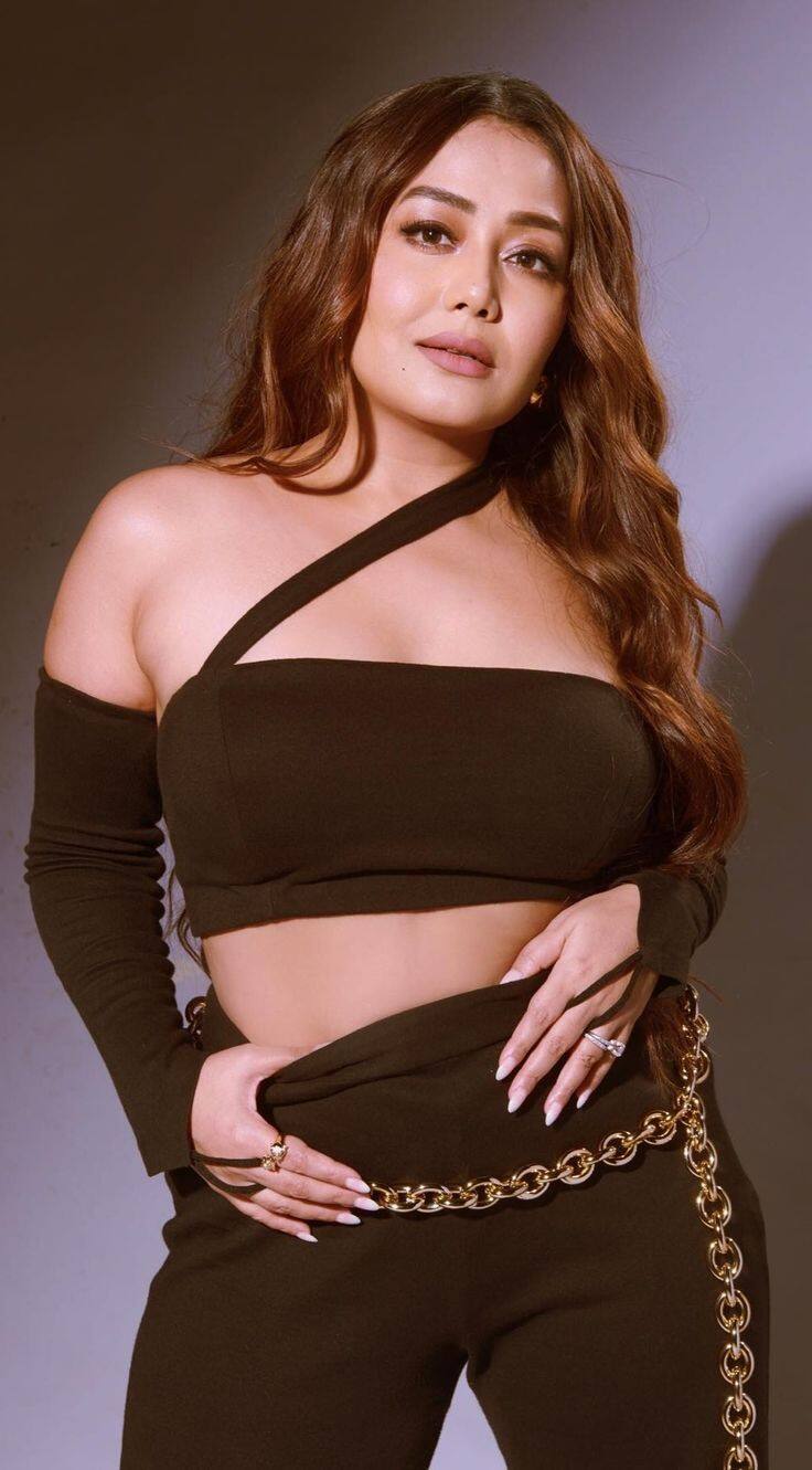 Talking about Neha Kakkar's career, she started singing from the age of 4 years. As a child, she used to sing in Mata Rani's Jagran with her sister Sonu Kakkar. When his family shifted from Rishikesh, he completed his studies from Delhi itself.