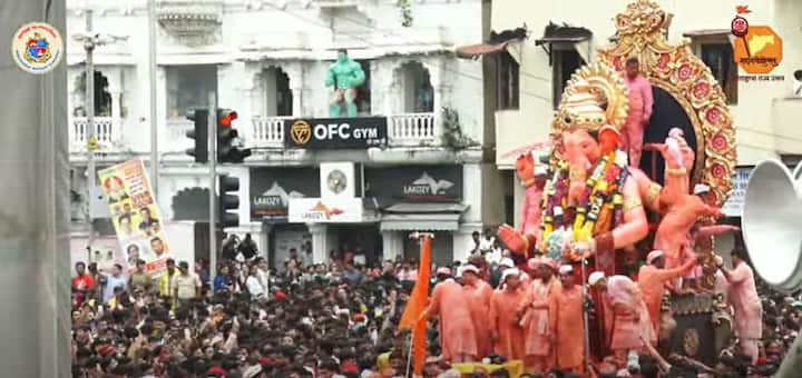 लालबागचा राजाच्या रथावर उद्योगपती अनंत अंबानी हेदेखील उपस्थित आहेत.