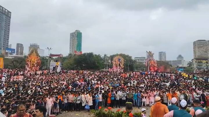 राज्याच्या कानाकोपऱ्यातून गणेशभक्त चौपाटीवर दाखल होत असून अतिशय भक्तिमय वातावरणात विसर्जनाचा हा महासोहळा इथे पार पडतोय. 