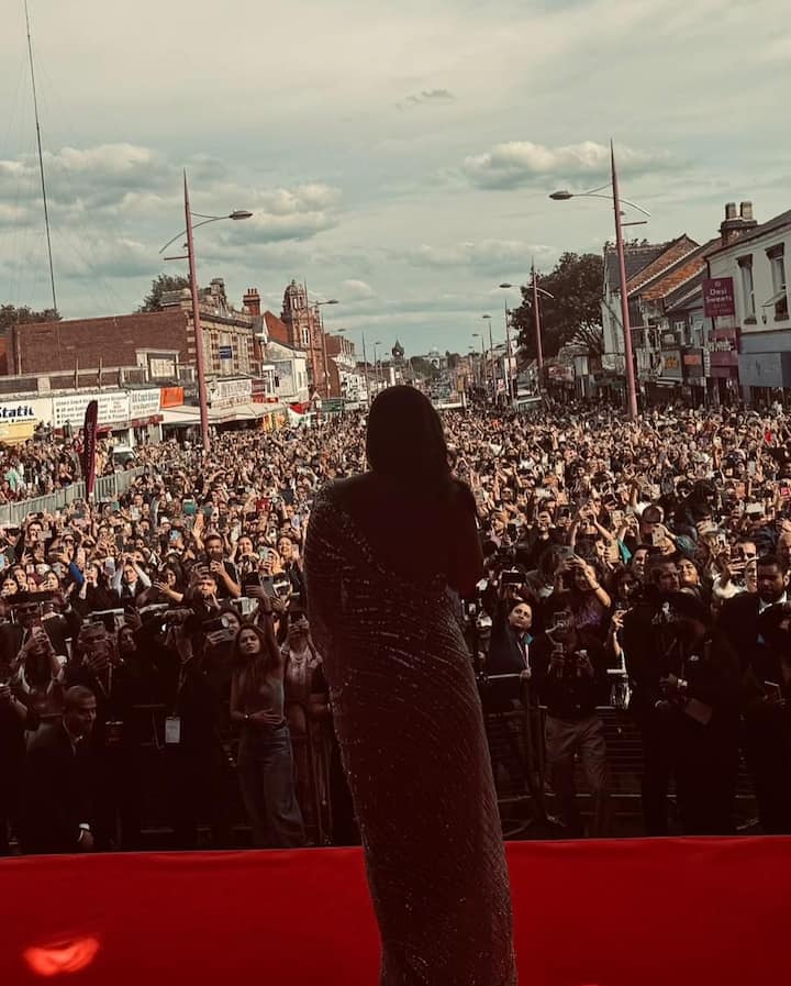 Kareena opted for a shimmering silver saree that blended old-world elegance with modern drama. The ensemble featured intricate all-over sequin embroidery, forming cascading patterns that added dimension and movement.