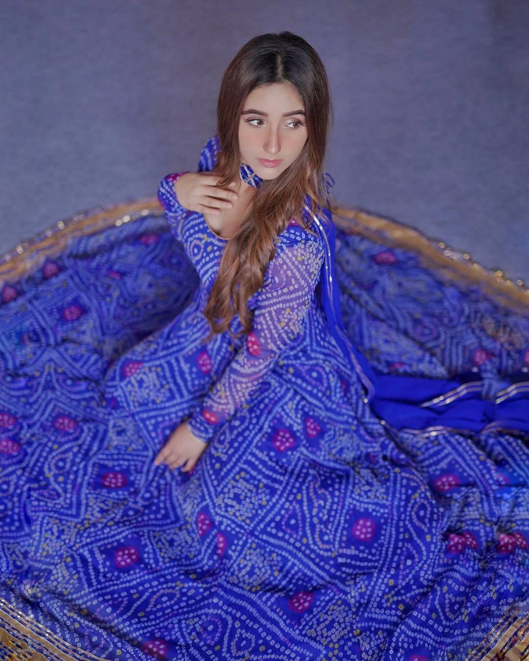 Ashnoor has carried the blue binding print anarkali suit. This festive season you can also style the binding print suit like Ashnoor. Carry contrasting earrings with this full sleeves suit. Complete your look by doing soft curls in hair.