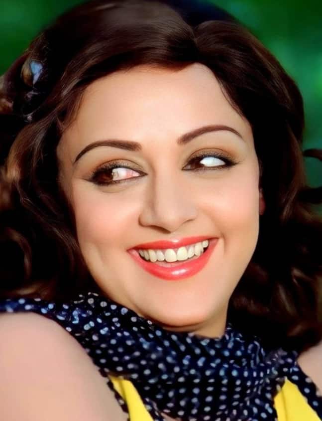 Hema Malini is really beautiful, her big eyes and a cute smile used to put anyone on her.