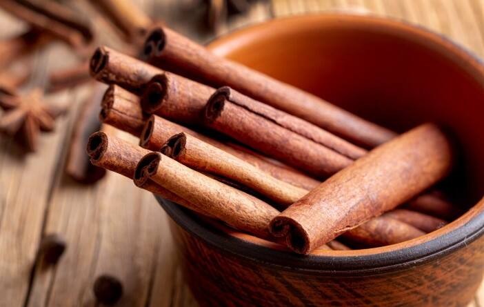 दालचीनी: दालचीनी शुगर लेवल को नैचुरली कम करने में मदद करती है. इसमें मौजूद बायोएक्टिव यौगिक (bioactive compounds) इंसुलिन की संवेदनशीलता को बढ़ाते हैं और ब्लड शुगर को बैलेंस करते हैं.