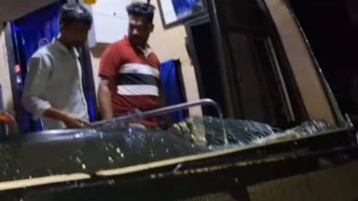 आजराहून पुण्याला जाणाऱ्या खासगी बसवर टोळक्याने ही दगडफेक केली.