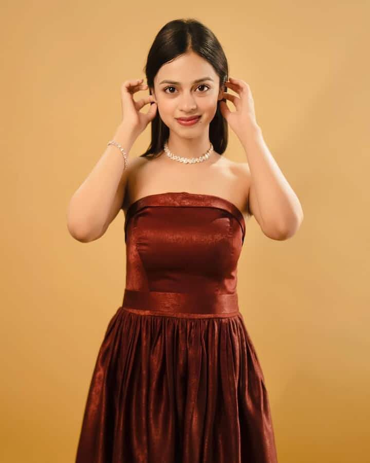 She chooses outfits according to her personality in every event and photoshoot, so that her style always remains trending.