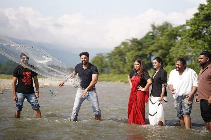 সামনেই মুক্তি পাবে এই ছবির ট্রেলার। এই সিনেমার ট্রেলার মুক্তির জন্য বিশেষ আয়োজন করেছে এসভিএফ (SVF) ও দেব এন্টারটেনমেন্ট ভেঞ্চার্স (Dev Entertainment Ventures)। এই ছবির যুগ্ম প্রযোজকেরা।