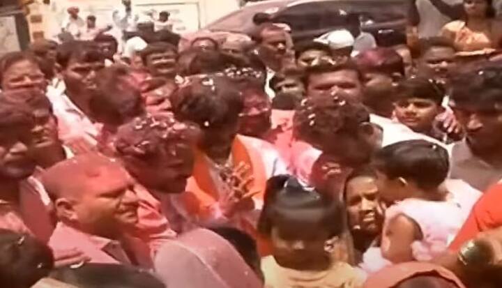 मराठा बांधवांनी मनोज जरांगेंना खांद्यावर उचलत जल्लोष केला.