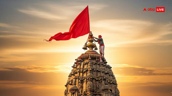 मंदिर के निर्माण काल से चली आ रही परंपरा के मुताबिक हर रोज मंदिर का पुजारी 45 मंजिला इमारत के बराबर ऊंचाई पर चढ़कर मंदिर के गुंबद पर लगे झंडे को बदलता है. मंदिर का पुजारी ये सब बिना सुरक्षा उपकरण के करता है. ऐसा माना जाता है कि अगर इस रस्म को एक दिन के लिए भी छोड़ दिया जाए तो मंदिर 18 सालों के लिए बंद हो जाएगा.