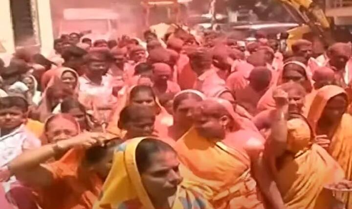 गुलाल उधळत मनोज जरांगेंचं अंतरवालीत स्वागत करण्यात आले.