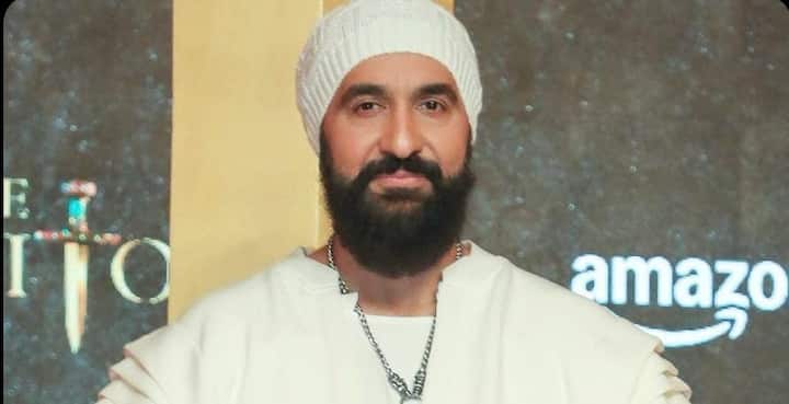 After leaving his studies, Raj moved to Dubai, where he started working on small business ideas. It was from here that his luck took a turn and he reached Nepal. In Nepal, he got a unique opportunity while doing Pashmina Shawl business. He bought Pashmina Shawl from Nepal and sold her to fashion retailers in London. This idea was successful. Raj realized that if the thinking is new, then the ways are made on their own. After this success, he did not look back.