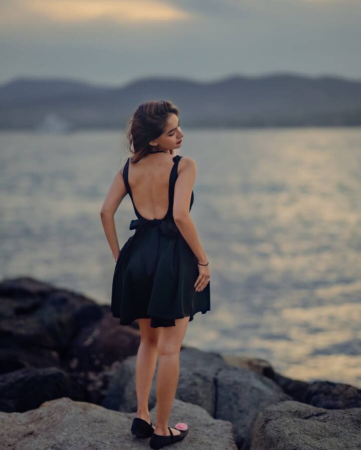 She kept her hair open in a messy style, adding to the effortless vibe.