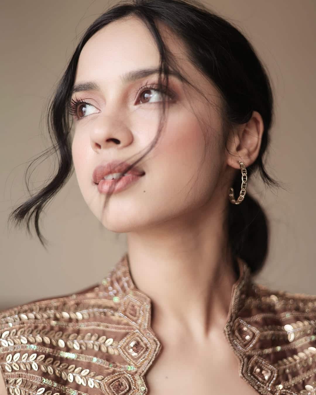 Nitanshi Goyal is counted among the new Bollywood actresses today, who have won the hearts of the audience at a very young age with their innocence, simplicity and talent. He made everyone crazy by playing a character of flower in the film missing ladies. Nitanshi is not only known for her acting but also for her fashion style and confidence.