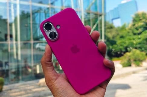 ਨਵੀਆਂ iOS ਅਤੇ AI ਫੀਚਰਸ  ਆਈਫੋਨ 16 ਪ੍ਰੋ ਮੈਕਸ iOS 18 'ਤੇ ਚੱਲਦਾ ਹੈ। ਇਸ ਵਿੱਚ ਇੱਕ ਨਵਾਂ ਲਿਕਵਿਡ ਗਲਾਸ UI ਅਤੇ ਕਈ AI-ਅਧਾਰਿਤ ਵਿਸ਼ੇਸ਼ਤਾਵਾਂ ਸ਼ਾਮਲ ਹਨ। ਕਨੈਕਟੀਵਿਟੀ ਲਈ, ਇਹ 5G, Wi-Fi 6E ਅਤੇ ਬਲੂਟੁੱਥ 5.3 ਨੂੰ ਸਪੋਰਟ ਕਰਦਾ ਹੈ। ਨਾਲ ਹੀ, ਇਹ ਫੋਨ ਐਪਲ ਇੰਟੈਲੀਜੈਂਸ ਟੂਲਸ ਜਿਵੇਂ ਕਿ Genmoji, Image Playground ਅਤੇ ਹੋਰ ਔਨ-ਡਿਵਾਈਸ AI ਵਿਸ਼ੇਸ਼ਤਾਵਾਂ ਨਾਲ ਪੂਰੀ ਤਰ੍ਹਾਂ ਅਨੁਕੂਲ ਹੈ।