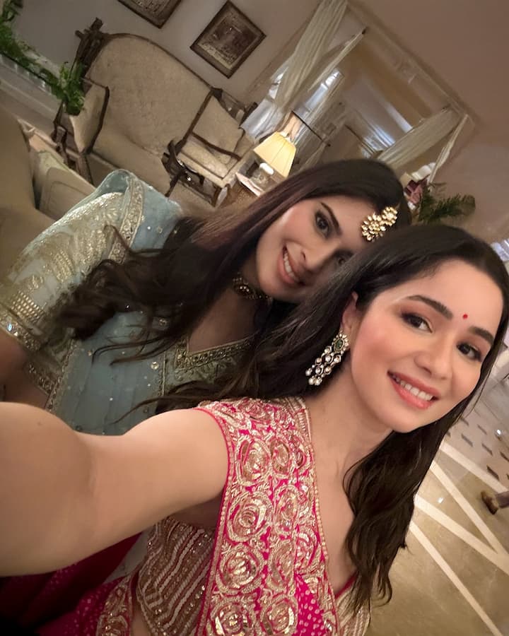 सारा तेंदुलकर और सानिया चंडोक की तस्वीरें अर्जुन और सानिया की सगाई से पहले भी सामने आ चुकी हैं. सारा तेंदुलकर ने इंस्टाग्राम पर सानिया के साथ कई फोटो शेयर की हैं.