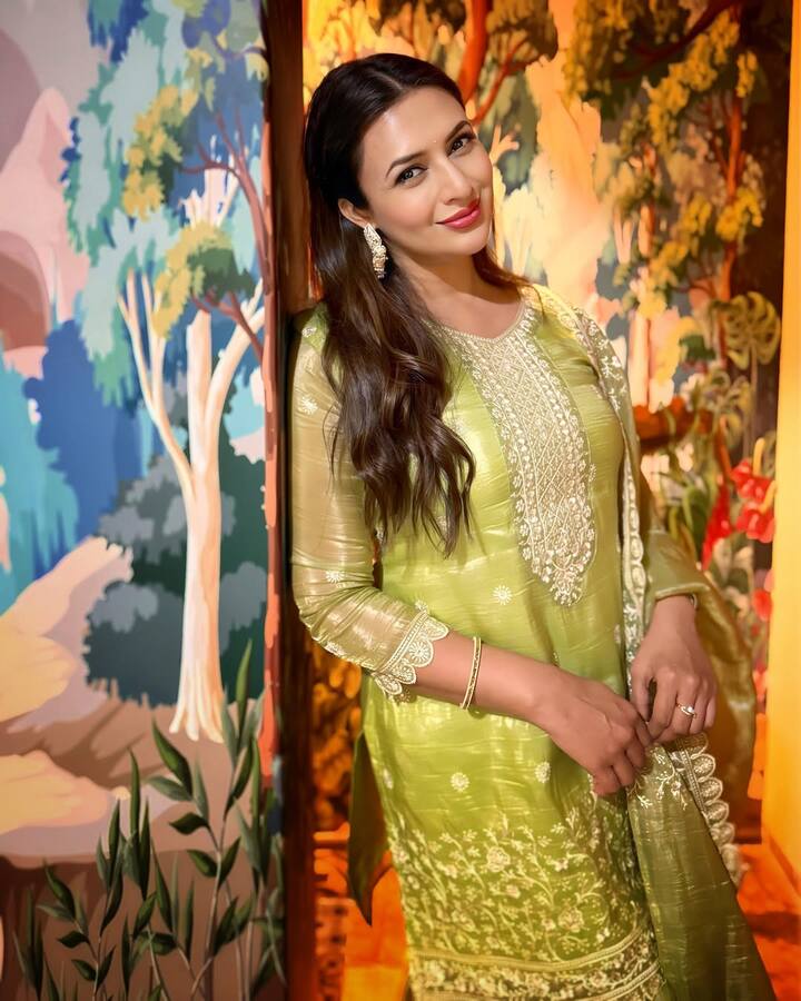 By the way, nowadays the actress is seen in less shows, but she is very active on social media and always steals the hearts of fans with her best pictures. There is no response to the actress in terms of beauty.