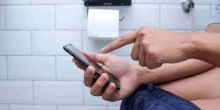 अमेरिका की इस रिसर्च में 125 लोगों (उम्र 45+) को शामिल किया गया. उनसे टॉयलेट पर स्मार्टफोन इस्तेमाल, खाने की आदतों और शारीरिक गतिविधियों को लेकर सवाल पूछे गए. फिर कोलोनोस्कोपी के जरिए उनकी जांच की गई.