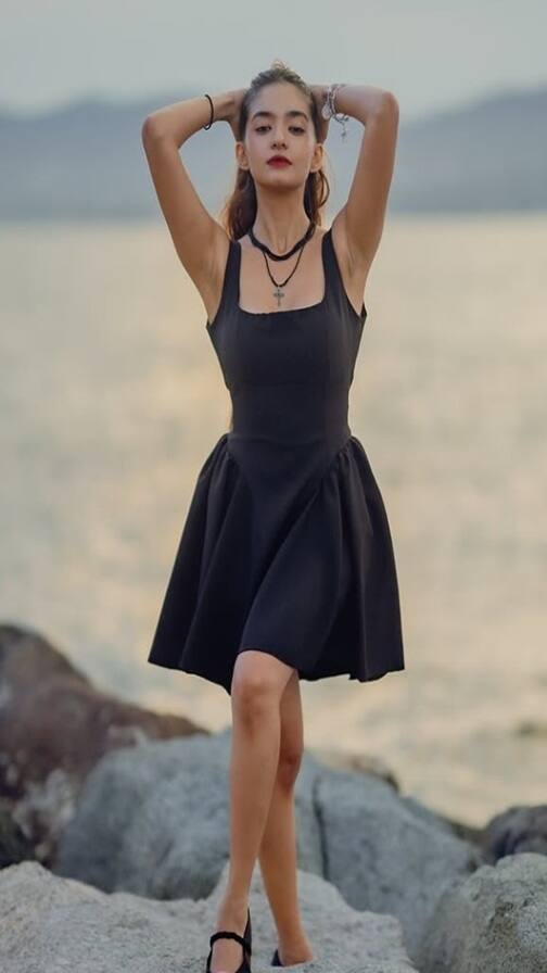 બ્લેક શોર્ટ ડ્રેસમાં અનુષ્કા સેનનું બોલ્ડ ફોટોશૂટ