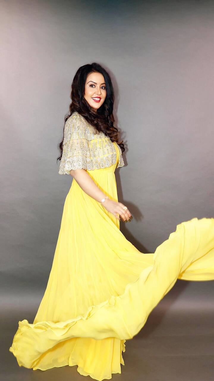 येलो कलर की फ्रॉक में वो किसी अप्सरा सी दिख रही हैं. इसके साथ उन्होंने गोल्डन श्रग पेयर किया है.