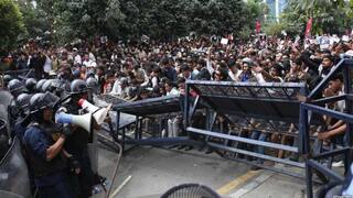 Nepal Protest: 14 அப்பாவிகளை சுட்டுக்கொலை செய்த ராணுவம்.. பற்றி எரியும் நேபாளம்!