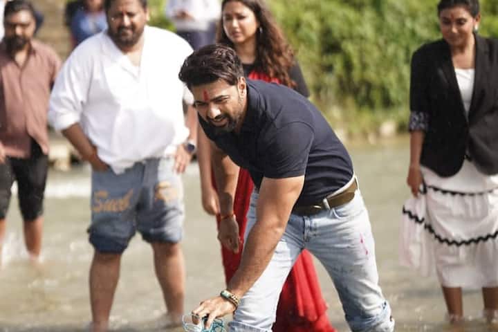 জিনসের প্যান্ট গুটিয়ে মাছ ধরতে নদীতে নেমে পড়লেন দেব। তবে একা দেব নন, জলে নামলেন সোহিনী সরকার, ইধিকা পাল, ওম সাহানি-ও।