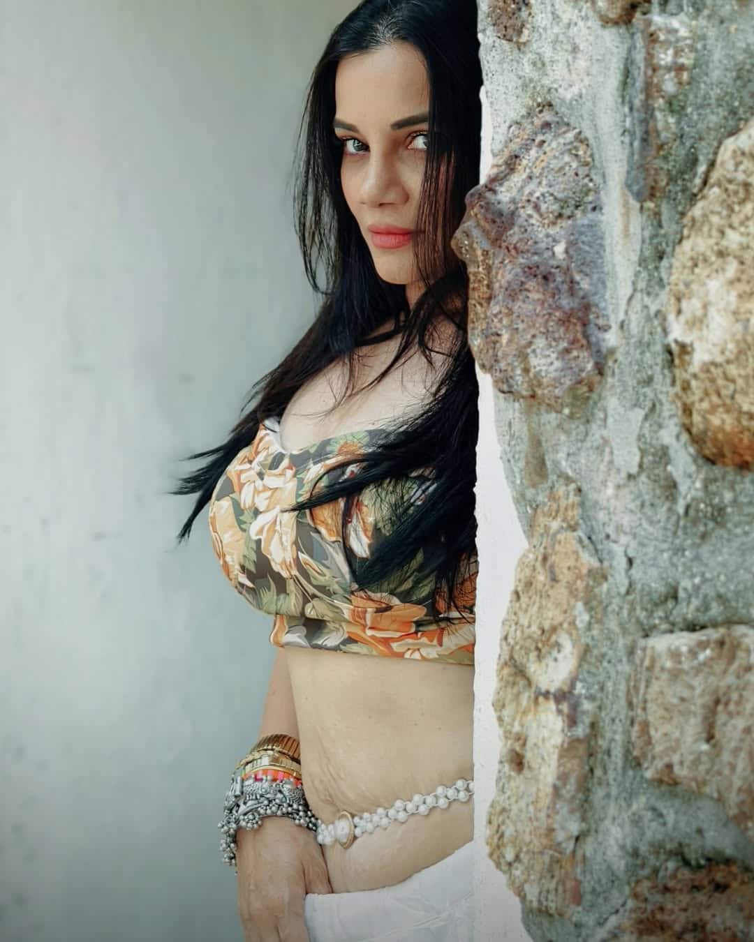 Kanika Maheshwari is considered one of the popular actress of TV. Apart from Diya and Baati Hum, the actress was also seen in Tu Suraj Main Sanjh Piya Ji serial.