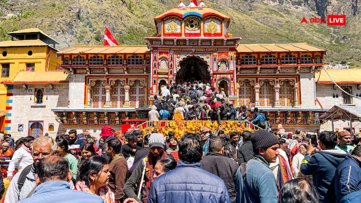 उत्तराखंड राज्य के चमोली जिले में अलकनंदा नदी के किनारे ब्रदीनाथ धाम स्थित है. यह भारत के सबसे पवित्र और प्रमुख तीर्थस्थलों में से एक है. इसे चारधाम और छोटे चार धाम यानी हिमालयन चार धाम दोनों यात्राओं में शामिल किया जाता है.