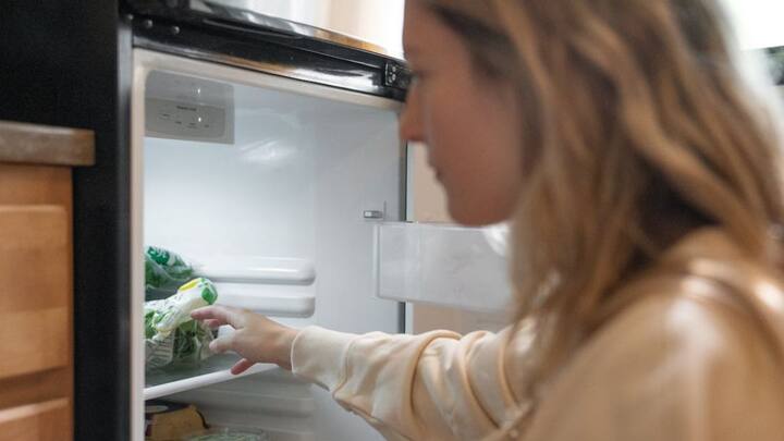 अब अगली बार जब आपका फ्रिज कम ठंडा करने लगे, तो सीधे मेकैनिक को बुलाने से पहले इन तरीकों को आजमाएं. हो सकता है समस्या खुद-ब-खुद हल हो जाए और आपकी जेब पर भी बोझ न पड़े.