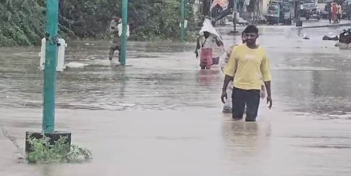 સરપંચ રામસિંહ રાજપૂતે કહ્યું હતું કે 2015 કરતા પણ ભયંકર સ્થિતિ છે. આજે વધુ 3થી 4 ઈંચ વરસાદ ખાબક્યો છેઃ. ઘરોમાં પાંચ-પાંચ ફૂટ પાણી ભરાયા છે. સુઈગામના 25થી 30 ગામોની સ્થિતિ વધારે ખરાબ છે. ગામમાંથી બહાર નીકળાય તેવી સ્થિતિ નથી. ભાભરથી વાવ જવાનો રોડ બંધ છે.