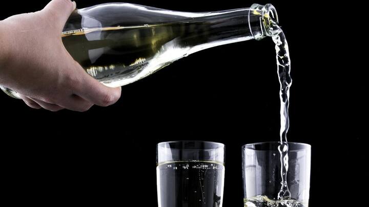 साथ ही कुछ खास सामान के लिए 40% का नया स्लैब बनाया गया है. इस 40% स्लैब में तंबाकू, पान मसाला और कोल्ड ड्रिंक्स जैसे सामान शामिल हैं. लेकिन शराब के लिए अभी भी कोई सीधा GST लागू नहीं होगा.