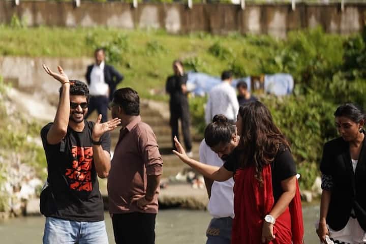 টিম 'রঘু ডাকাত' -এর বাংলা সফর। পুজোয় মুক্তি পাচ্ছে SVF ও দেব এন্টারটেনমেন্ট ভেঞ্চার্সের যৌথ প্রযোজনার ছবি 'রঘু ডাকাত'। সেই ছবির প্রচারেই এবার অভিনব পন্থা নিয়েছেন প্রযোজনা সংস্থারা।