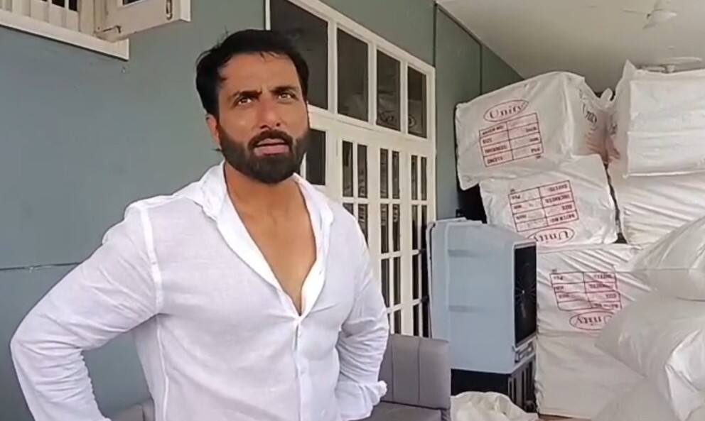 Punjab Floods: ਗਰਾਊਂਡ ਜ਼ੀਰੋ 'ਤੇ ਪਹੁੰਚ ਬਾਲੀਵੁੱਡ ਅਦਾਕਾਰ ਸੋਨੂ ਸੂਦ ਕਰ ਰਹੇ ਹੜ੍ਹ ਪੀੜਤਾਂ ਦੀ ਮਦਦ, ਸਭ ਨੂੰ ਇਕੱਠੇ ਹੋ ਕੇ ਪੰਜਾਬ ਦੇ ਲਈ ਸਹਾਇਤਾ ਕਰਨ ਦਾ ਦਿੱਤਾ ਹੋਕਾ