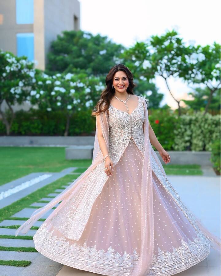 Fans lose their hearts on each of her acts and Divyanka Tripathi's strong fan is following on social media. Fans eagerly wait for a glimpse of him. He has 25.9 million followers on Instagram.