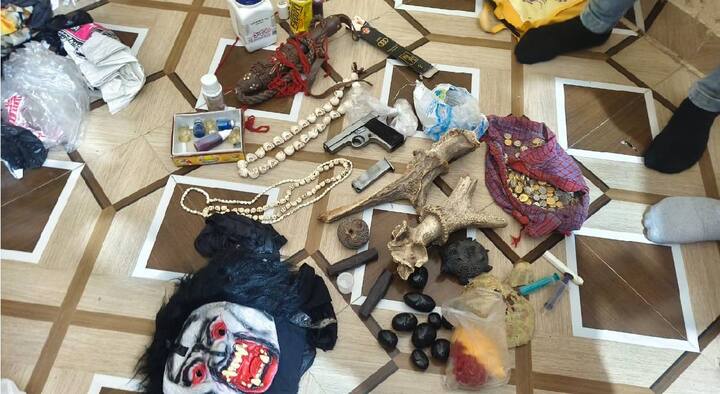 यासह महादेवाची पिंड असलेले अगरबत्ती स्टँड, काचेच्या 10 रिकाम्या बाटल्या, 9 काळ्या रंगाचे दगडगोटे, काही इलेक्ट्रिक वजन काटे आदी साहित्य मिळून आले.