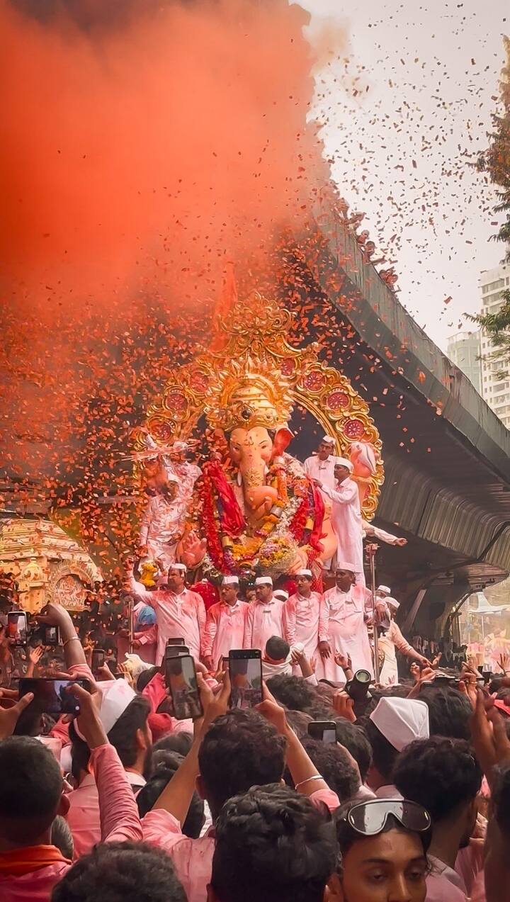 यंदा लालबागच्या राजाच्या मूर्तीच्या विसर्जनासाठी गुजरातमध्ये बनवण्यात आलेल्या मोटराइज्ड तराफ्याचा वापर करण्यात आला. मात्र, या तराफ्यावर मूर्ती विराजमान करण्याची प्रक्रिया अत्यंत किचकट आणि वेळखाऊ ठरली. अनेक तासांच्या प्रयत्नांनंतर अखेर मूर्ती तराफ्यावर स्थिर करण्यात यश आलं.