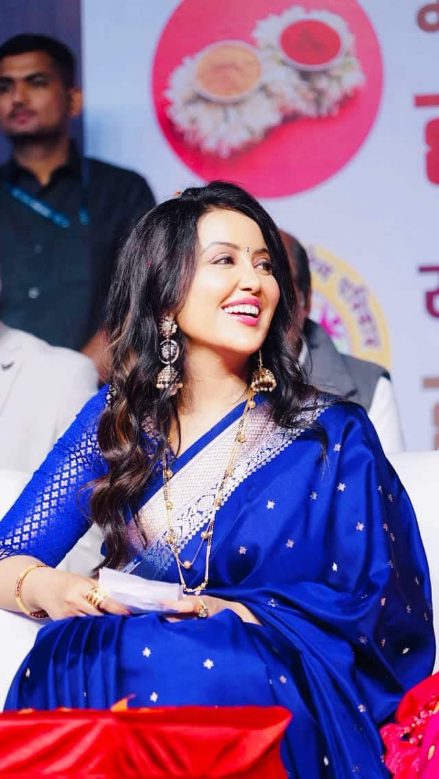 ट्रेडिशनल भी उन पर खूब सूट करता है. ब्लू कलर की ये बनारसी साड़ी और झुमके पहने वो बेहद हसीन लग रही हैं.