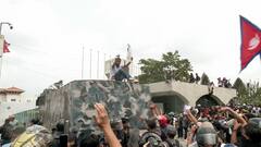 धुआं-धुआं हुई नेपाली संसद, प्रदर्शनकारियों ने बोल दिया धावा, देखिए लोकतंत्र पर हमले के डरावने वीडियो