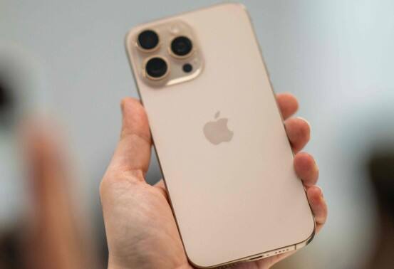 ਵਿਕਰੀ ਕਦੋਂ ਸ਼ੁਰੂ ਹੋਵੇਗੀ? ਇਹ ਵਿਸ਼ੇਸ਼ ਵਿਕਰੀ 23 ਸਤੰਬਰ ਤੋਂ ਸ਼ੁਰੂ ਹੋਵੇਗੀ, ਜੋ ਕਿ ਐਪਲ ਆਈਫੋਨ 17 ਸੀਰੀਜ਼ ਦੇ ਲਾਂਚ (9 ਸਤੰਬਰ) ਤੋਂ ਠੀਕ ਬਾਅਦ ਹੈ। ਫਲਿੱਪਕਾਰਟ ਦੀ ਪ੍ਰਮੋਸ਼ਨਲ ਤਸਵੀਰ ਵਿੱਚ ਇਹ ਸਪੱਸ਼ਟ ਤੌਰ 'ਤੇ ਦਿਖਾਈ ਦੇ ਰਿਹਾ ਹੈ ਕਿ ਆਈਫੋਨ 16 ਪ੍ਰੋ ਮੈਕਸ ਹੁਣ xx,xxx ਰੁਪਏ ਤੋਂ ਸ਼ੁਰੂ ਹੋਣ ਵਾਲੀ ਕੀਮਤ 'ਤੇ ਉਪਲਬਧ ਹੋਵੇਗਾ। ਹਾਲਾਂਕਿ, ਧਿਆਨ ਵਿੱਚ ਰੱਖੋ ਕਿ ਇਹ ਪੇਸ਼ਕਸ਼ ਸੀਮਤ ਸਮੇਂ ਲਈ ਹੋਵੇਗੀ ਅਤੇ ਵਿਕਰੀ ਦੌਰਾਨ ਕੀਮਤਾਂ ਵੀ ਬਦਲ ਸਕਦੀਆਂ ਹਨ।