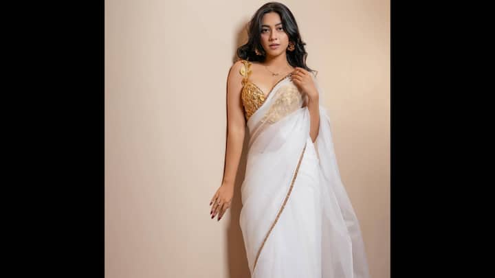 6. Classic White Saree With A Twist: Reem Shaikh stuns in a timeless white saree that gets a modern update with a golden embellished blouse. The saree’s minimal design, enhanced with a sleek golden border, allows the ornate blouse to take center stage. The deep neckline and intricate embroidery add a dash of glamour. This look is a perfect inspiration for festive evenings, elegant receptions, or even Diwali parties where you want to combine traditional charm with contemporary boldness. (Image Source: Instagram/@reem_sameer8)