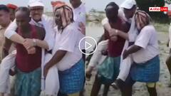 Video: बाढ़ का निरीक्षण करने पहुंचे कांग्रेस MP, कीचड़ देख गांव वालों के कंधे पर हुए सवार, बिहार का वायरल वीडियो